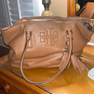 Like new Tory Burch large pocketbook